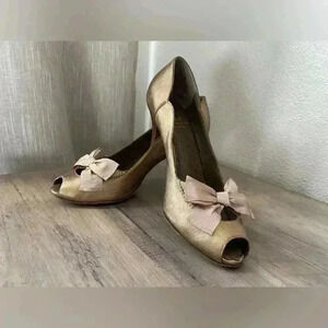 Moschino Women’s‎ Vintage Gold Pumps With Bows Shoes Size 7.5